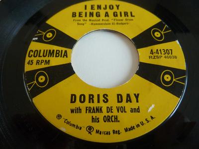 Disc de 7 inch DORIS DAY, FRANK DE VOL & HIS ORCHE - I Enjoy Being A Girl 441307 Columbia SUA Pop Folosit