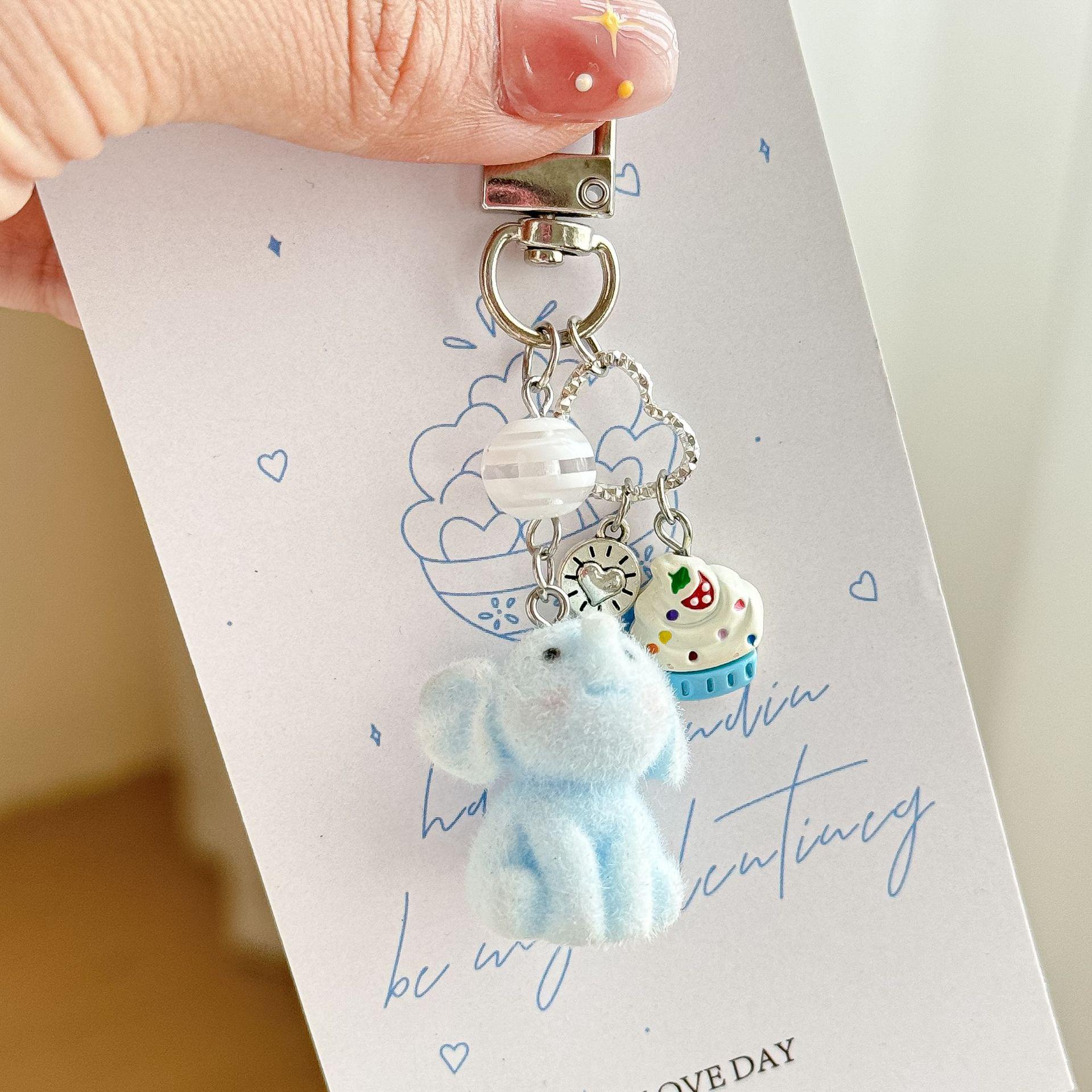 

Синій флокований слон та підвіска-брелок з шармом морозива