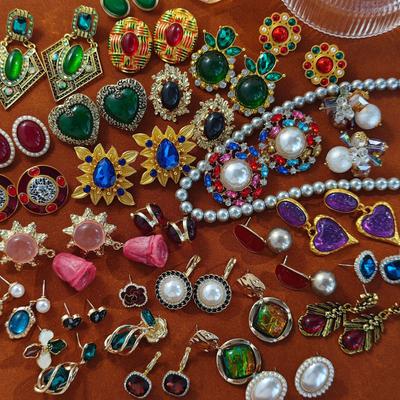 Retro Diamond Earrings Palace Antique Niche Earrings Dripping Oil Exquisite Earrings Jewelry
