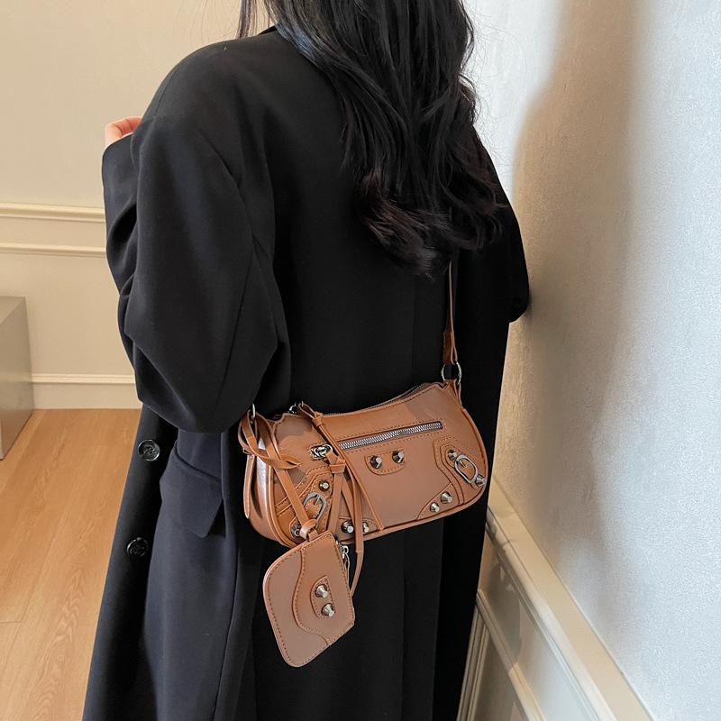 Niche design simple fashion rivet shoulder bag women's winter new retro messenger women's bag