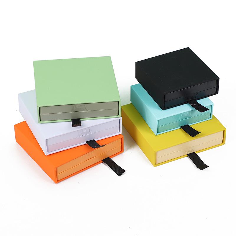 Aufbewahrungsbox für Nagelkunst mit PE-Folie und farbiger Kartenhülle