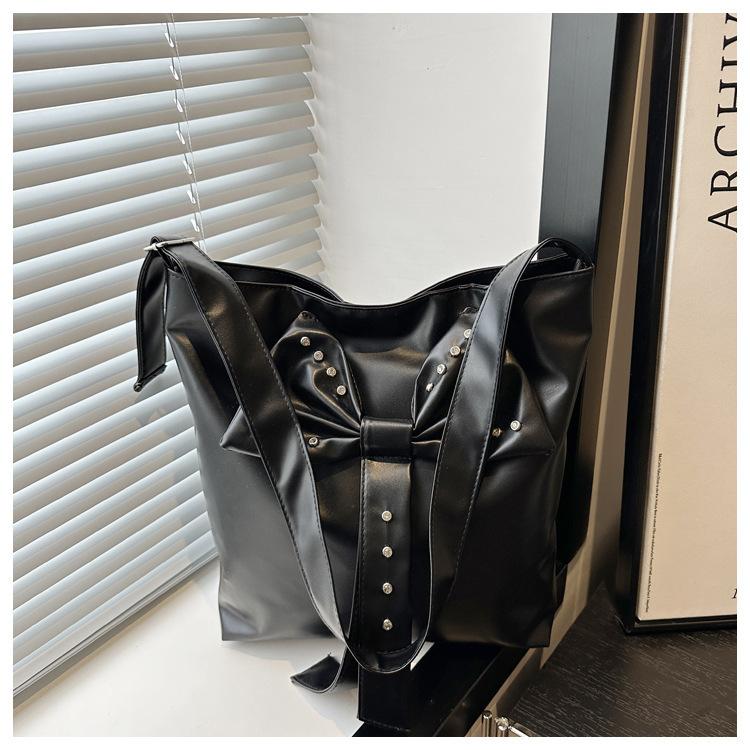 Summer large-capacity high-end sense commuting bucket bag women's 2025 new white leather bow messenger bag