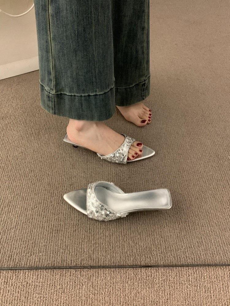 

Французский темперамент пайетки с остроносыми шлепанцами с открытым носком для женской летней одежды 2025 новые шлепанцы-котята и крутые шлепанцы 35 серебряный