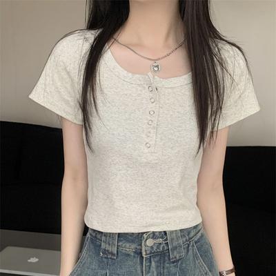 T-Shirt im amerikanischen Stil mit U-Ausschnitt für Damen im Sommer, Button-Down-Schlüsselbeinausschnitt, schulterlanges, kurzärmliges, graues kurzes Oberteil