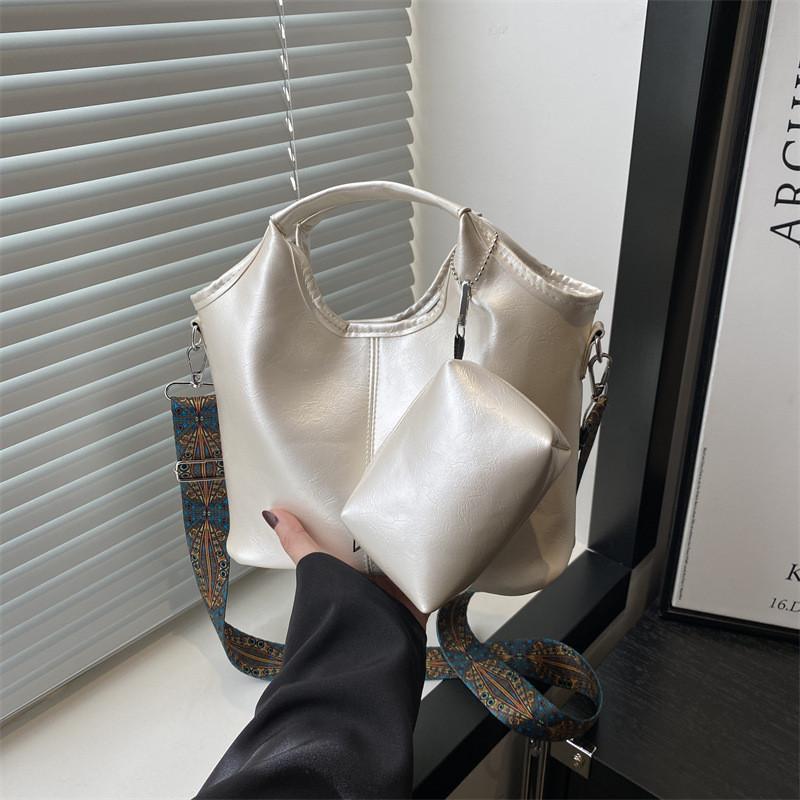 Stylish Large Capacity Bucket Bag For Women With Beautiful Design Versatile Handbag