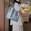 2025 Classic European & American Style Large Capacity One-Shoulder Tote with Diamond Pattern