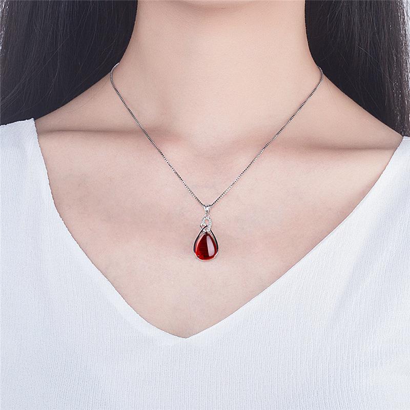 Halskette mit Anhänger in Herzform im koreanischen Stil, platiniert und mit rotem und grünem Achat eingelegt