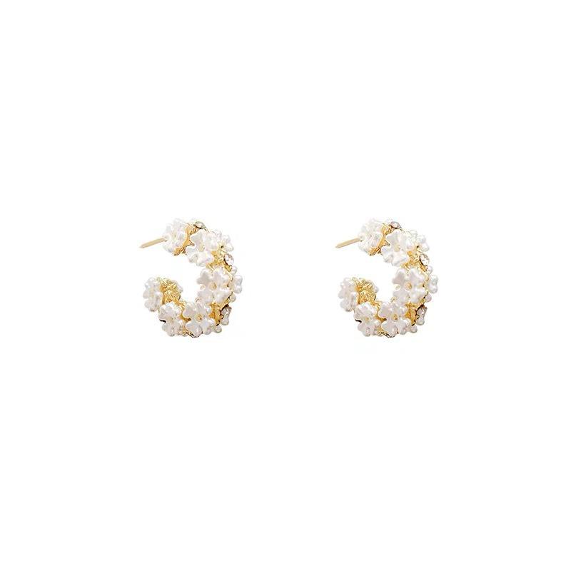 Korean Pearl Flower C-Shaped Hoop Earrings - Fashionable, Versatile, Sweet Design.