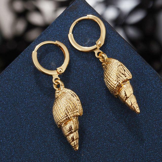Pendientes de concha marina Zoshi para mujer, color dorado, modernos pendientes colgantes de concha de cauri de metal, joyería de playa de verano.