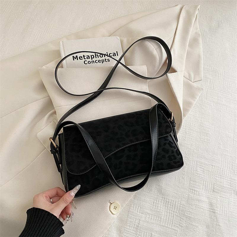 

Niche retro underarm bag women s new model new versatile messenger bag new matte solid color shoulder bag black