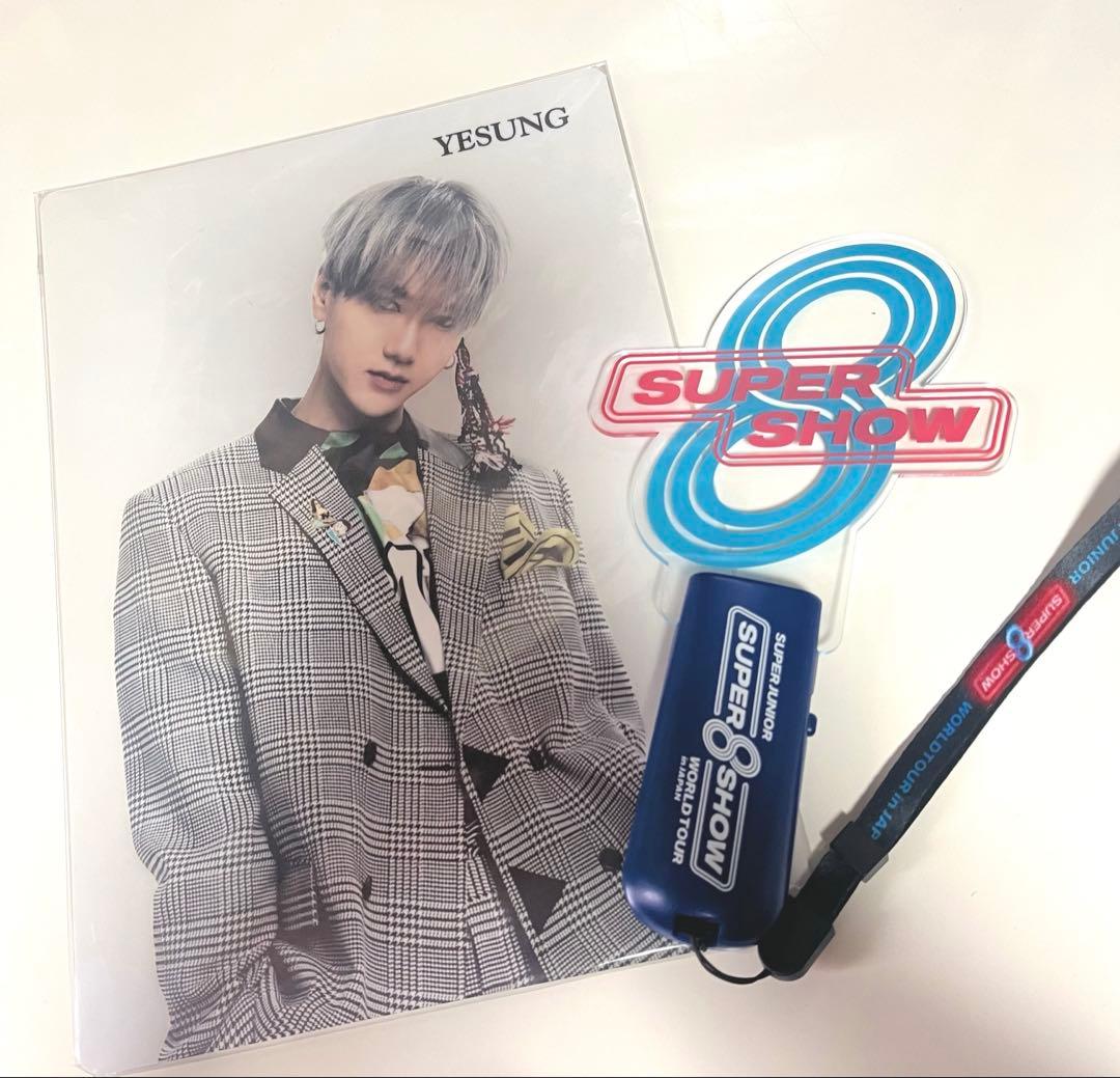 

[USED] SUPER JUNIOR SS8 Venue Bonus: Desk Mat, Light Stick, Yesung
