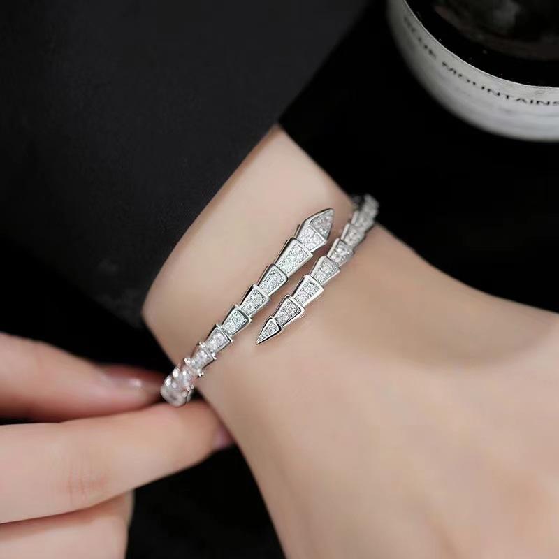 A Fashionable and Luxurious Women's Bracelet Micro Inlaid Zircon Snake Bracelet with a Stylish and Stylish Opening