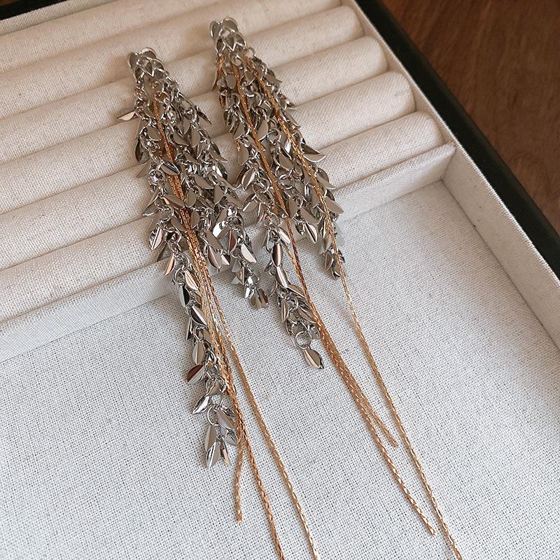 Silver needle metal wheat ear fringed earrings, high-end fashion temperament stud earrings, female niche design, personalized exaggerated earrings