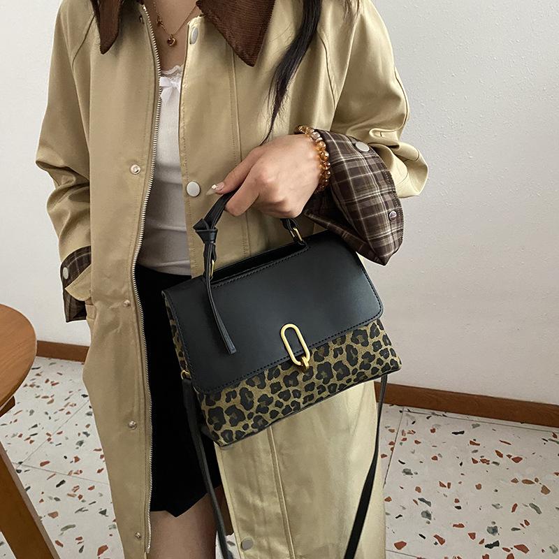 

This year s popular retro handbag women s 2025 autumn and winter new trendy fashion versatile shoulder messenger bag 22*9*16 коричневый