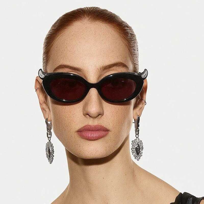 New Stylish Women's Sunglasses Fashion Model Show UV Protection Sunglass for Men Travelling Hiking Sun Glasses Women