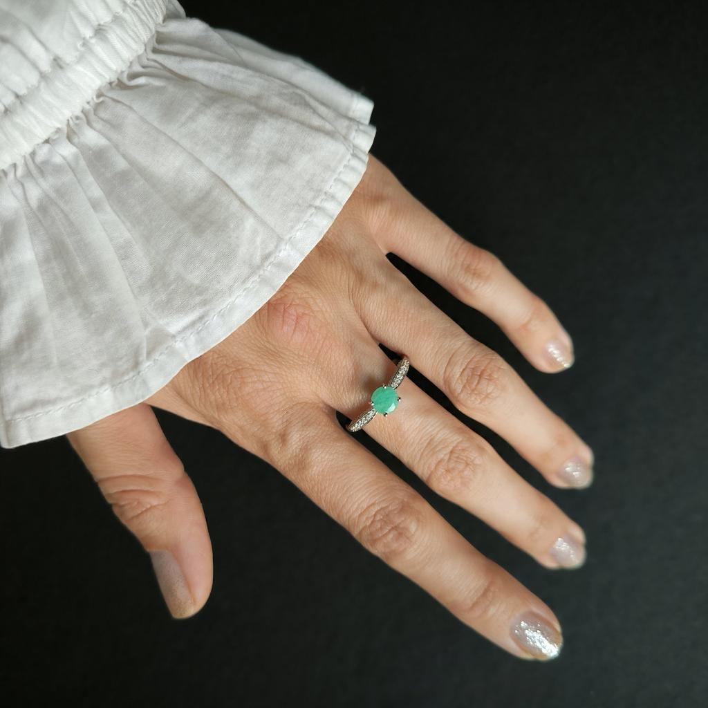 Серебряное кольцо с натуральным изумрудом 1.156ct, вес изделия 1,94 гр (2214137)