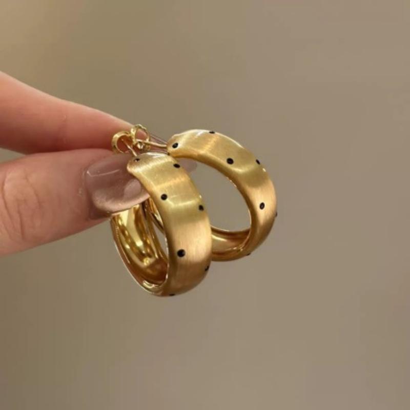 

Retro Geometric Circular Polka Dot Earrings For Women Fashion Simple Temperament Metal Hoop Earrings Office Party Accessory Gift золотой