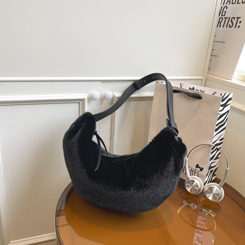 

Plush bag women s large-capacity new autumn and winter plush shoulder messenger bag commuter dumpling bag чёрный