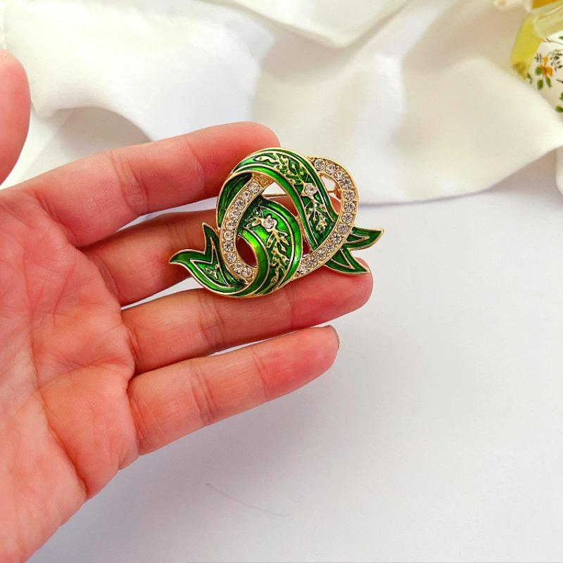 

Vintage Exquisite Metal Ribbon Brooch Ladies Luxury Elegant Temperament Suit Coat Corsage Banquet Party Clothing Decoration