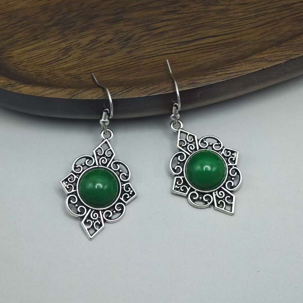 

European and American turquoise earrings, new bohemian fringed earrings, geometric alloy, retro temperament exaggerated ear jewelry зелений