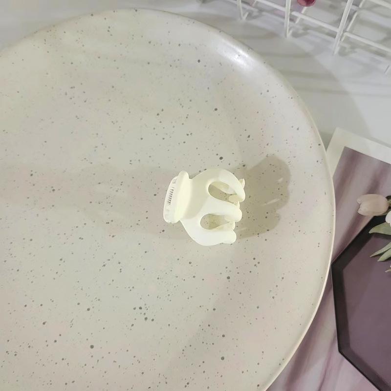 

Высокий конский хвост с заколкой-когтем – милый стиль акулы для женщин, популярная маленькая шпилька