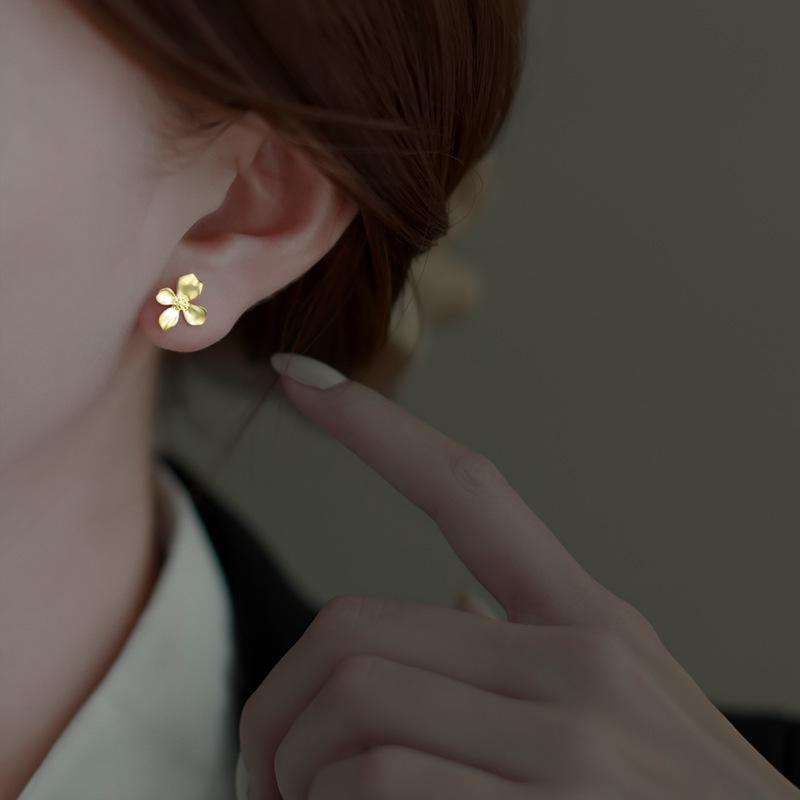 Korean Style Elegant Flower Stud Earrings - Retro Sweet, Stylish Petal Design for Women.