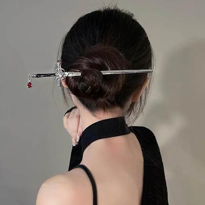 Fermaglio per capelli femminile spada antica popolare azienda punk che tiene la forchetta
