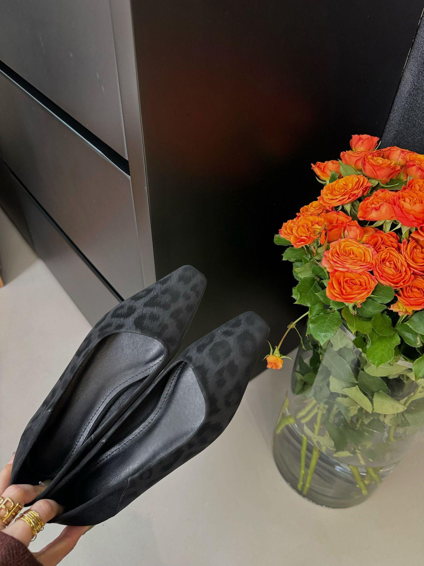 

2025 spring new French retro high heels square head thick heel leopard print light mouth commuting single shoes Korean version women s shoes 35