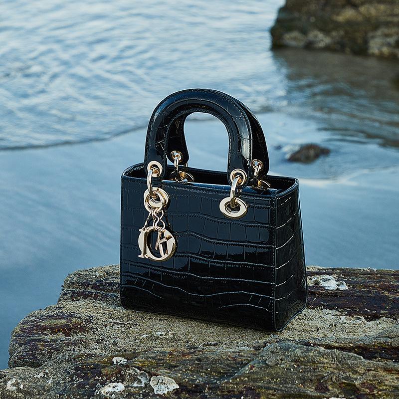 Genuine Leather Crossbody Bag, A Fashionable and Stylish Bag From A Big Brand, A Women's Crossbody Single-shoulder Bag