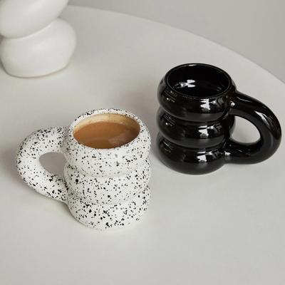 Kreativer Wasserbecher Keramiktasse Nordische Kaffeetassen mit großem Handgriff Farbige Keramik Große Saftbecher