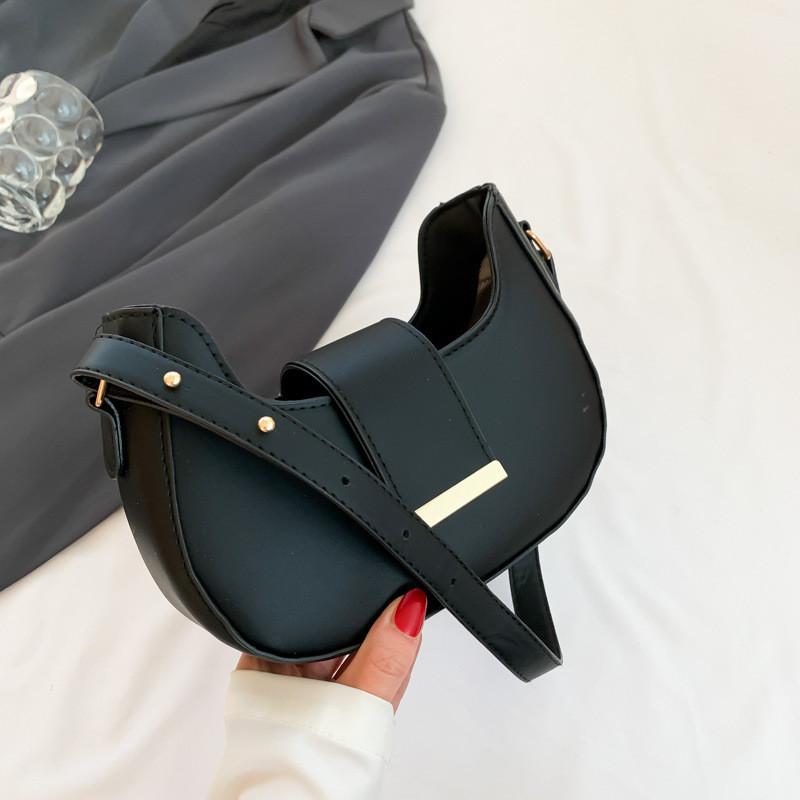 Trendy Simple Shoulder Bag For Women In Fashionable Colors Suitable For Daily Casual Outfits