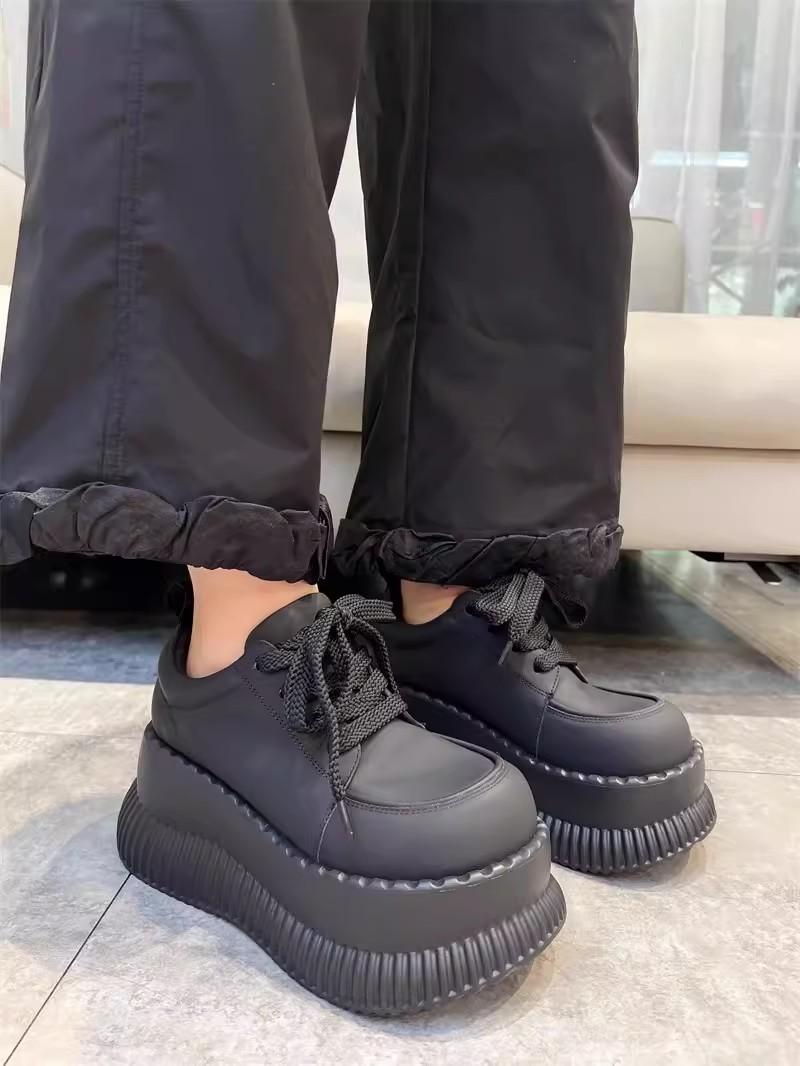 

Модные кожаные туфли женские на платформе танкетке повседневная обувь для женщин массивные кроссовки увеличивающие рост обувь женская мода 35 чёрный