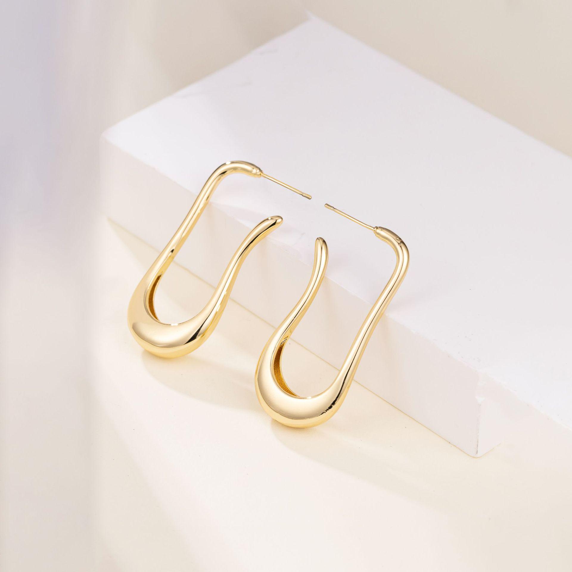 

Двухцветные серьги в европейском и американском стиле высшего качества: Игла из серебра 925 пробы и медного сплава в золоте и серебре.