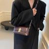 Simple And Trendy Shoulder Bag, Premium Messenger Bag, Commuter Baguette Bag, Retro Hand-Held Underarm Women'S Bag.