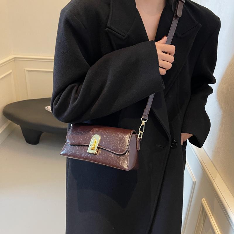 Simple And Trendy Shoulder Bag, Premium Messenger Bag, Commuter Baguette Bag, Retro Hand-Held Underarm Women'S Bag.