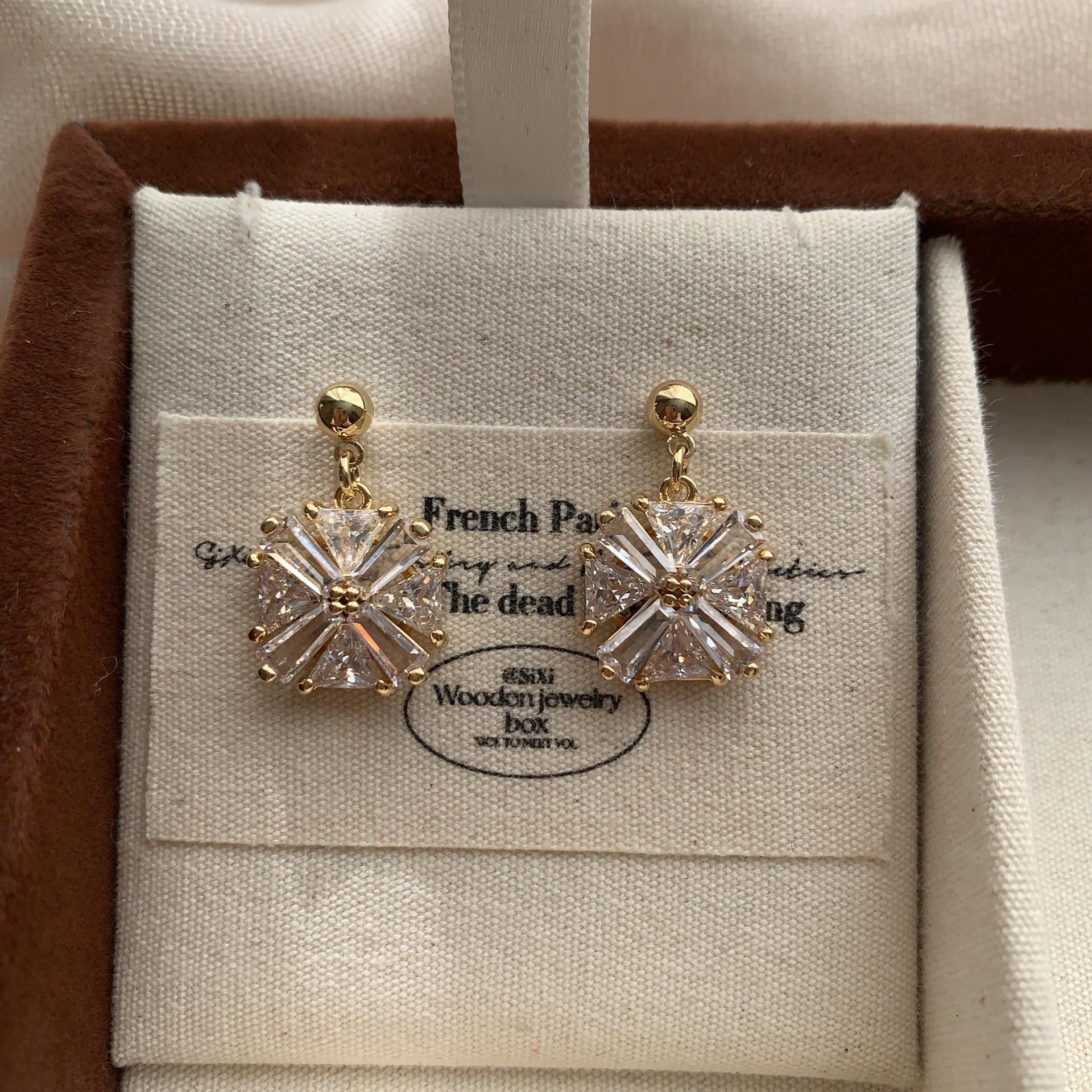 

Exquisite Radiant Starlight Earrings Crystal Bright Shining Light Luxury Atmosphere Niche High Fashion Versatile Earrings Women