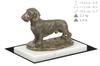 Rauhaardackel, Wiener Hund, Dachshund - Hundefigur, Statue auf weißem Marmor, Trophäe für die Art-Dog-Hundeausstellung