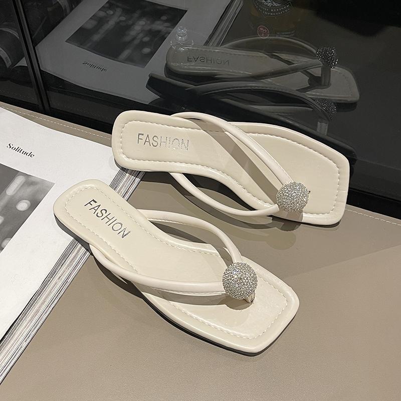 Flat-bottomed flip-flops for women's outer wear summer 2025 new French evening breeze niche toe beach sandals