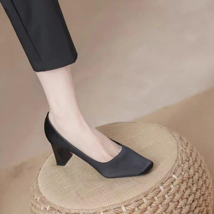 French high heels women's niche design temperament socialite 2025 autumn new thick heel nude satin commuter shoes
