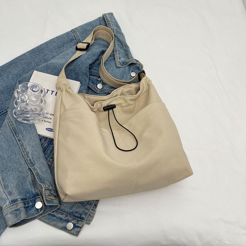 Женская однотонная сумка на плечо большой емкости — фото 16