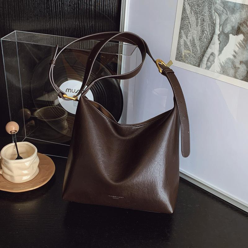 Casual Large-capacity Bag Women's 2026 Autumn and Winter New Fashion Simple Bucket Bag Commuter Shoulder Messenger Bag
