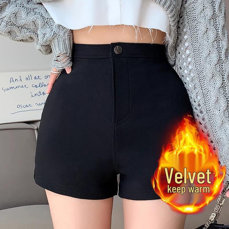 

Женские черные бархатные шорты-буты с высокой посадкой и широкими штанинами - Коллекция Осень/Зима 2025 M