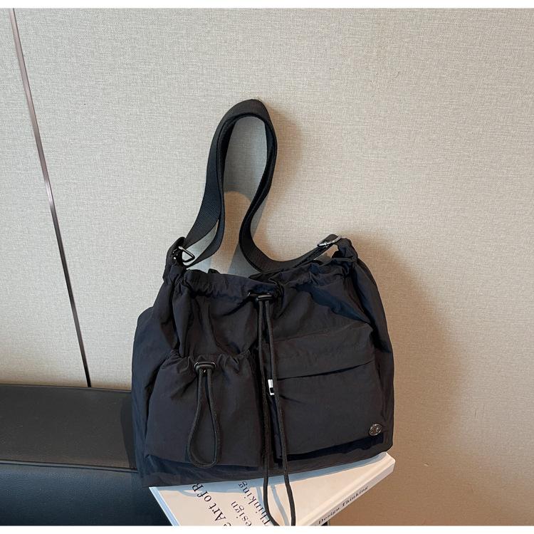 Korean version of fashion casual shoulder bag 2025 new multi-pocket drawstring bucket bag versatile girl lightweight messenger bag