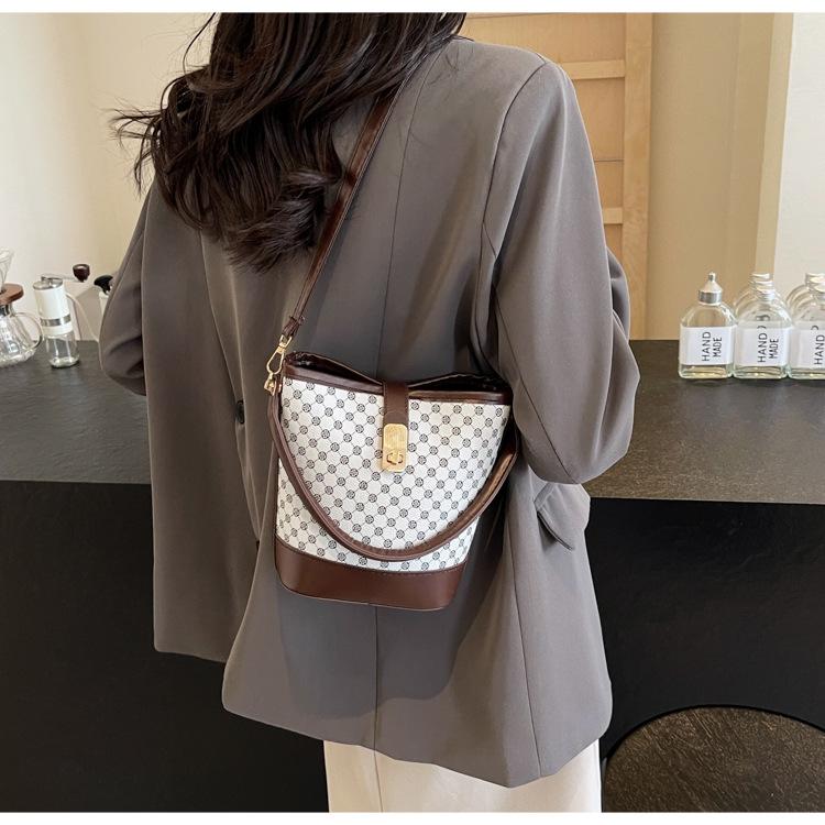 

This year, popular bucket bags are women s spring and summer new trendy women s models, high-end sense, large-capacity fashion 2025 popular messenger белый