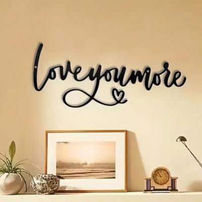 Charmantes 1-teiliges Metallwandschild - Love You More. Ein entzückendes Valentinstagsgeschenk und eine hängende Wanddekoration im Retro-Stil.