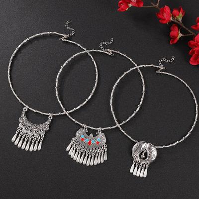 Collier ras-de-cou féminin style ethnique vintage fluide avec pendentif fleur ajourée et chaîne de collier