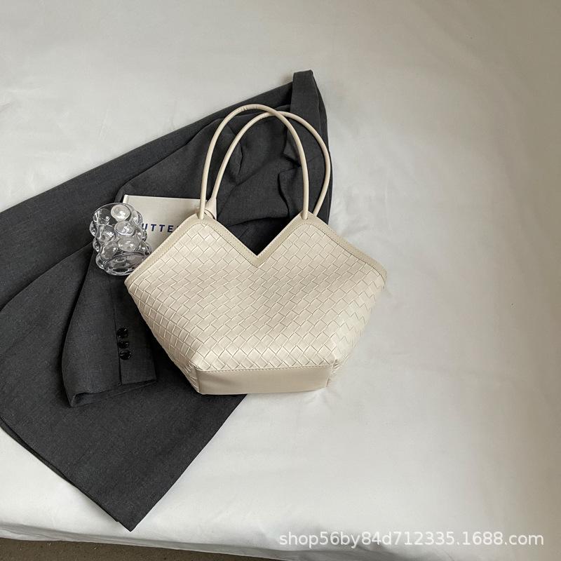 

Ретро мода женская 2025 лето новая универсальная маленькая сумка женская на плечо сумка-мессенджер текстурированная сумка-седло