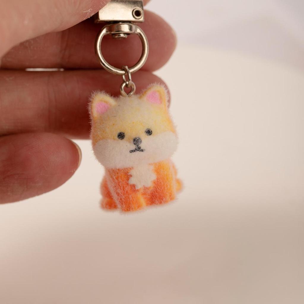 Colgante Llavero Mini Cachorro de Resina Flocada: Encantador Adorno de Llavero para Bolso DIY