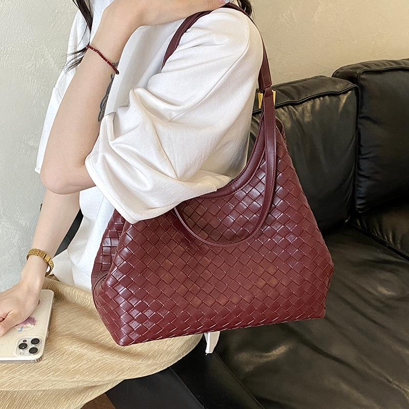 2026 Autumn High-End Retro Woven Large Capacity Women's Shoulder Bag with Mother-Child Feature