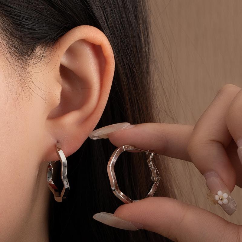 Silver Needle Geometric Heart Hoop Earrings - Retro & High-End Style for a Bold Look
